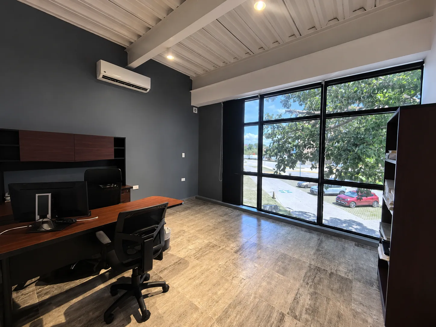 Oficina privada con ventanal y vista a la vegetación en TG | WORKLAB, Ciudad del Carmen
