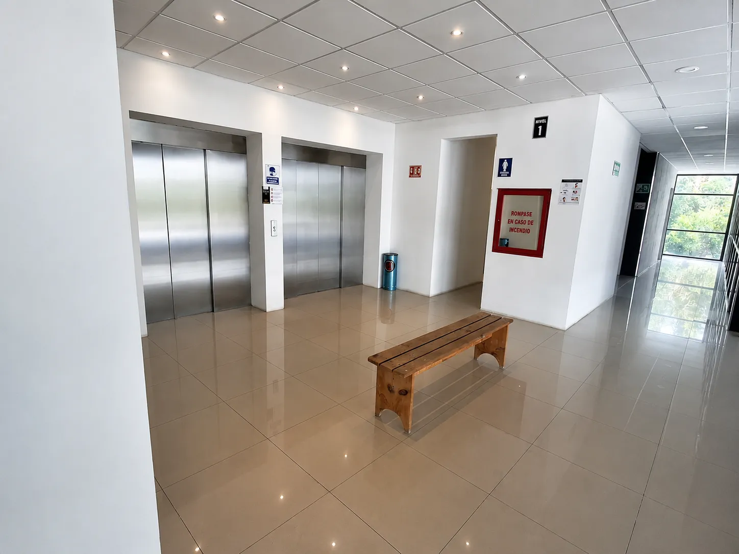 Vestíbulo y elevadores del primer piso de Plaza Altum, Ciudad del Carmen